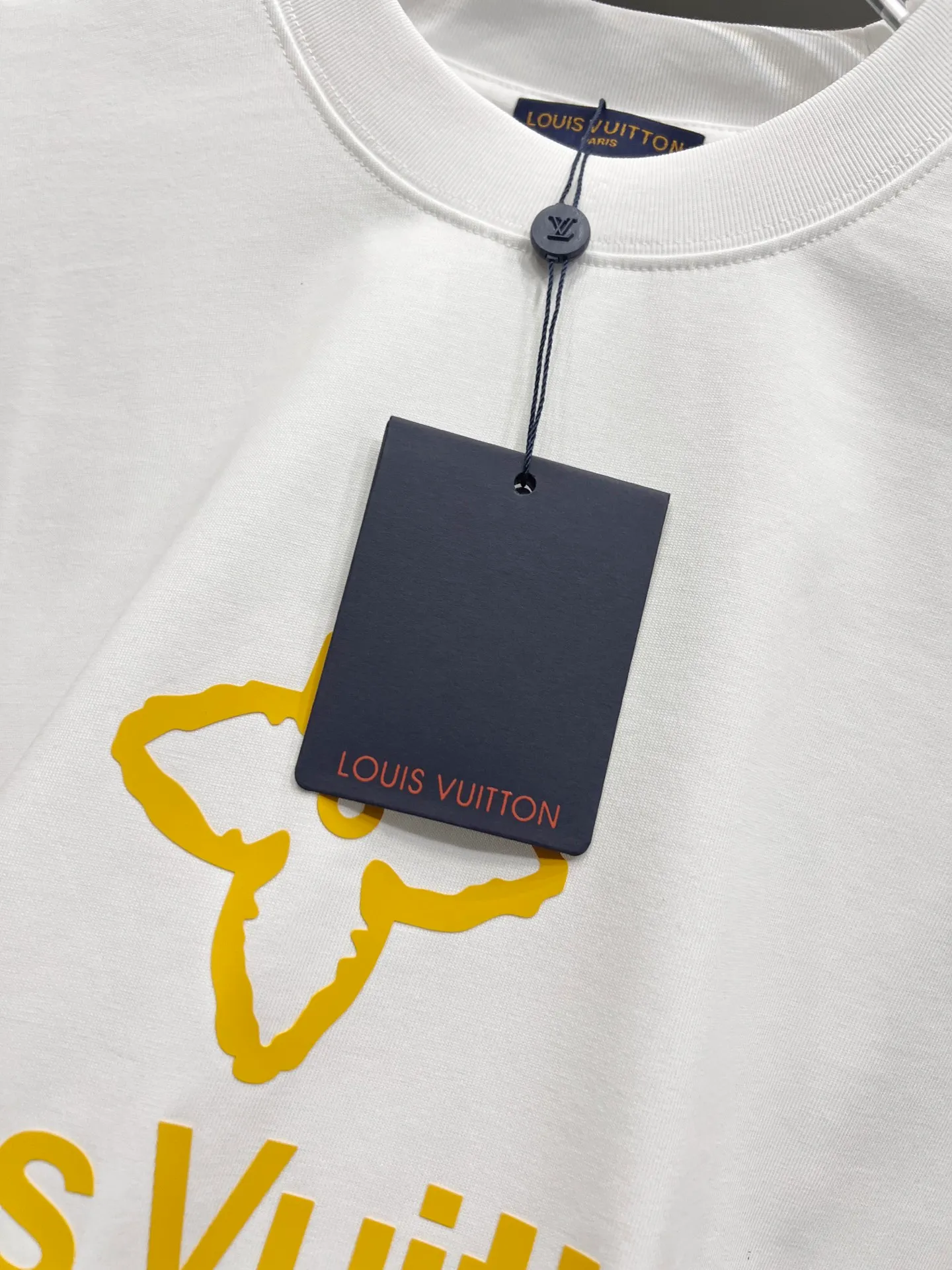🅿️190 1v Louis* 2025 autumn and winter new style classic letter three-dimensional craft design high-end version! Highly breathable and comfortable, customized double yarn plain cotton fabric. Short-sleeved T-shirt. Same style for men and women. Sizes S M L XL XXL Five sizes black white